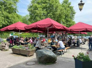 Biergarten im Schloss Scharneck mit schattigen Plätzen und Naturkulisse bei Augsburg